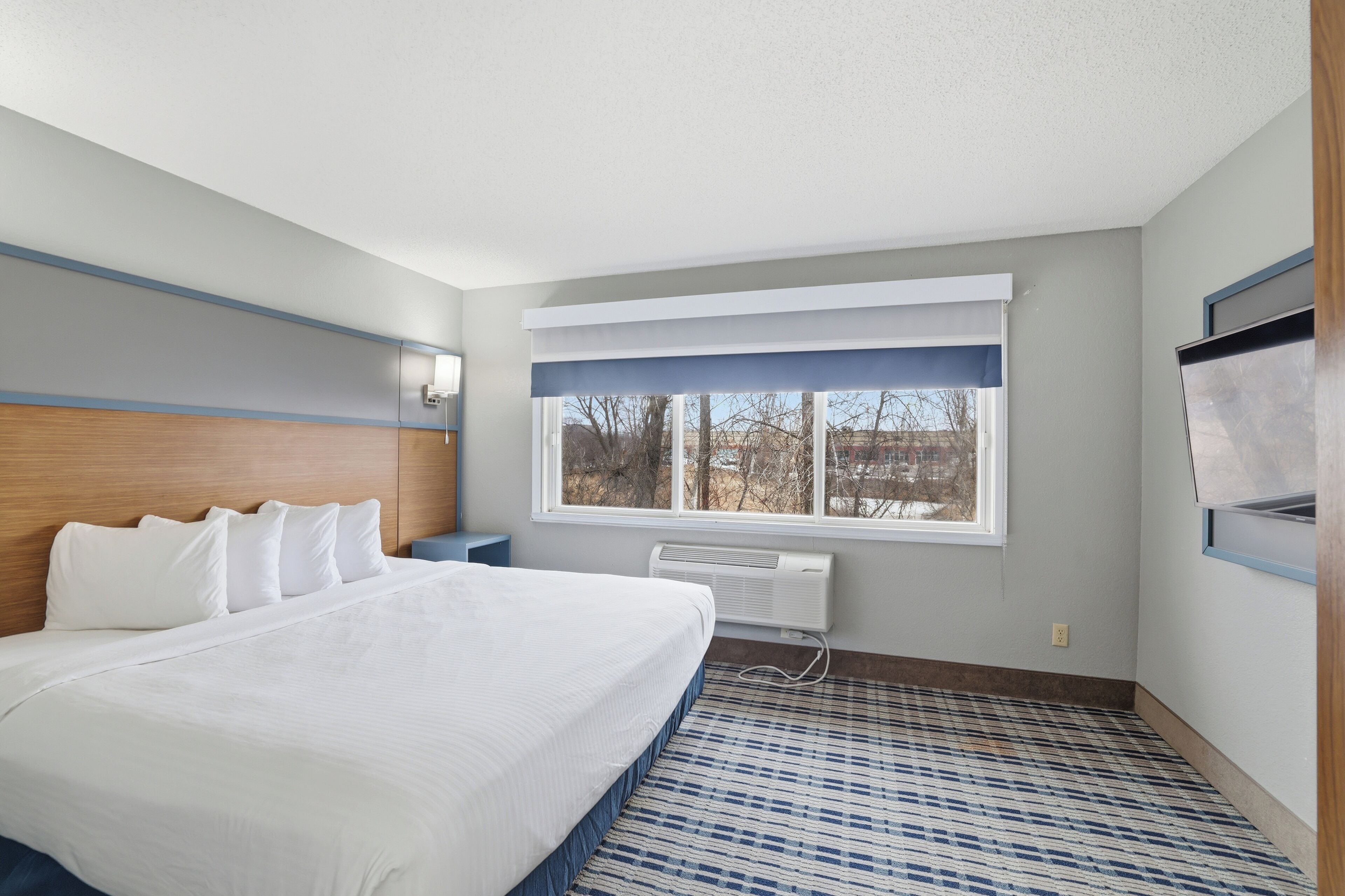 Pillowtop beds, desk, laptop workspace, blackout drapes