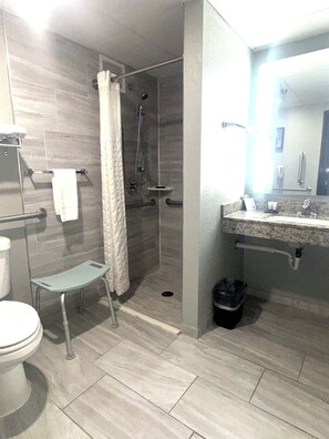 Ensemble douche/baignoire, articles de toilette gratuits, sèche-cheveux