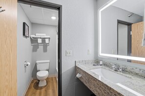 Combined shower/tub, free toiletries, hair dryer, towels