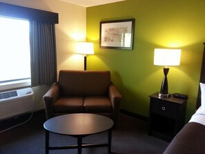 Studio, 1 Queen Bed with Sofa bed, Non Smoking | In-room safe, desk, laptop workspace, soundproofing - Cobblestone Hotel & Suites – Wisconsin Rapids (Wisconsin Rapids)