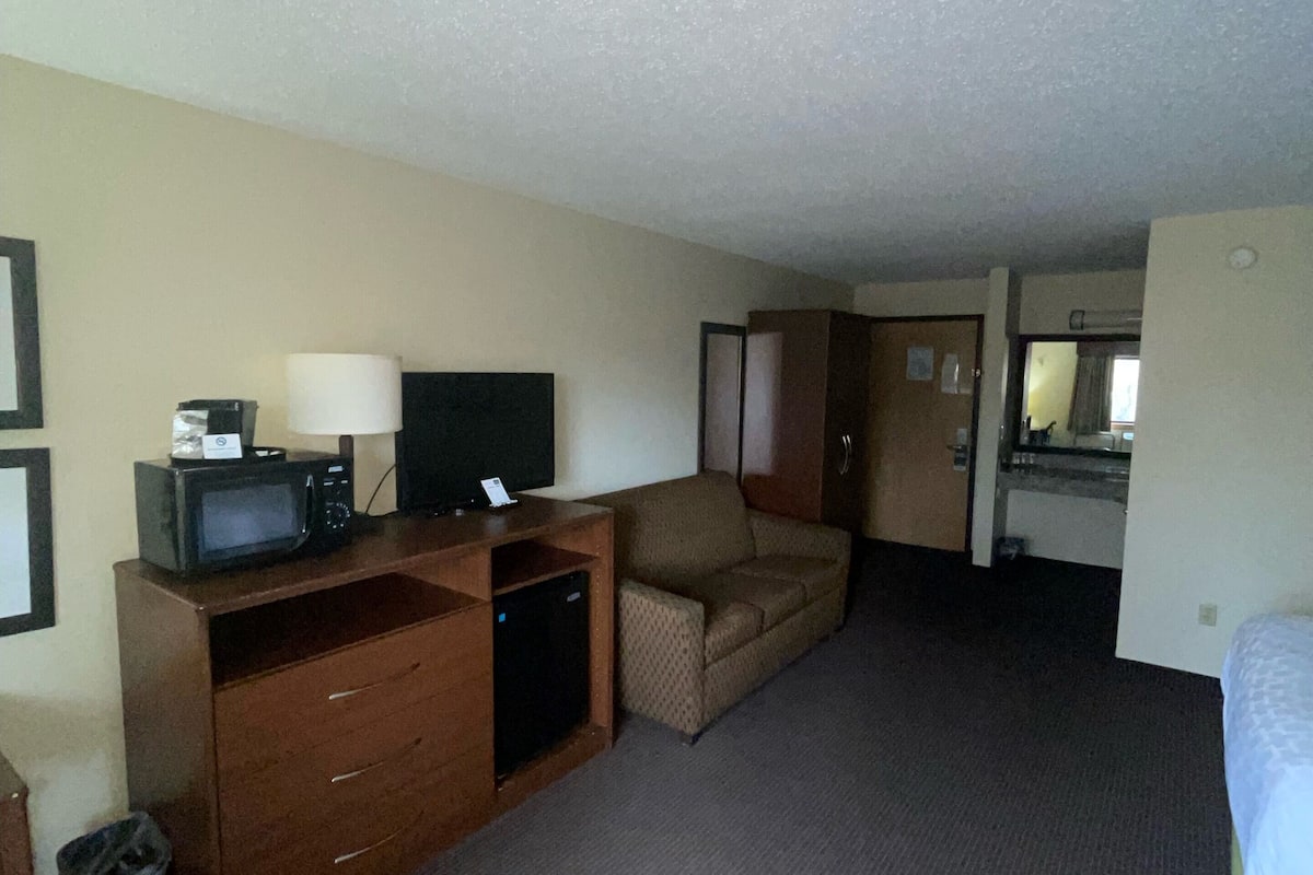 suite, multiple beds | in-room safe, desk, laptop workspace, soundproofing