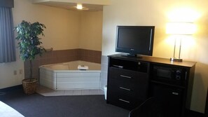 Studio Suite, 1 King Bed with Sofa bed, Non Smoking (Jetted Tub) | In-room safe, desk, laptop workspace, soundproofing