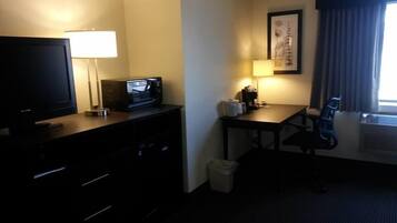 Studio, 1 Tempat Tidur Queen dengan tempat tidur Sofa, Bebas Asap Rokok | Brankas, meja kerja, ruang kerja ramah laptop, dan kedap suara