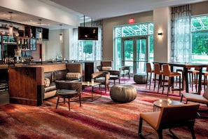 3 restaurantes, se sirven desayunos, comidas, cenas y cocina americana