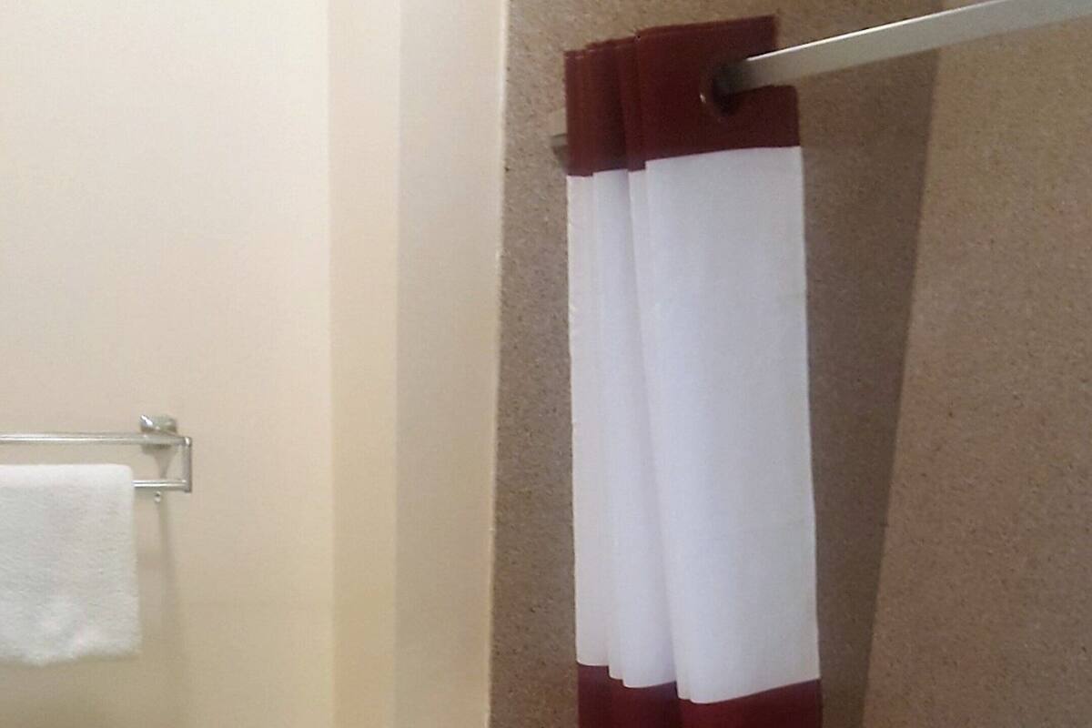 Ein Badezimmer mit Toilette, Badewanne und Duschvorhang.