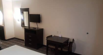 Red Roof Inn & Suites Houston - Humble/IAH Airport