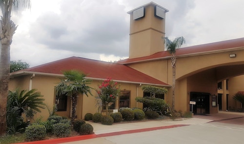 Red Roof Inn & Suites Houston - Humble/IAH Airport