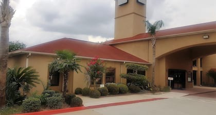 Red Roof Inn & Suites Houston - Humble/IAH Airport