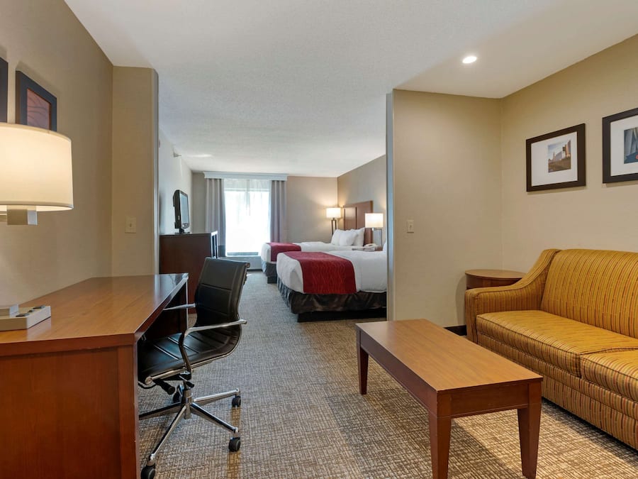 Suite, niet-roken | Een bureau, een laptopwerkplek, verduisterende gordijnen