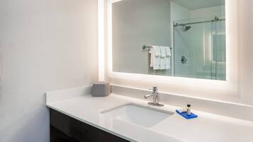 Combined shower/tub, hair dryer, towels