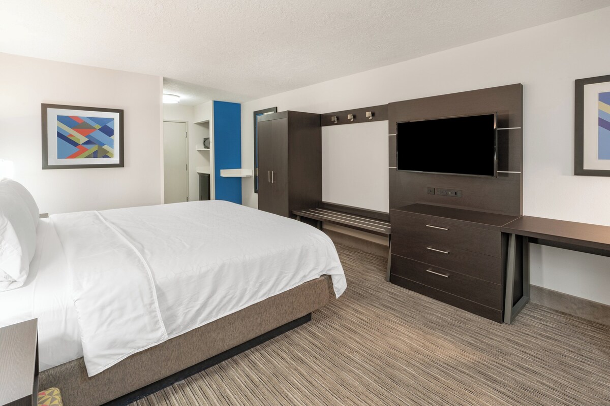 In-room safe, desk, iron/ironing board, cribs (free)