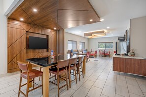Breakfast area - Holiday Inn Express - Balloon Fiesta Park by IHG (Albuquerque)