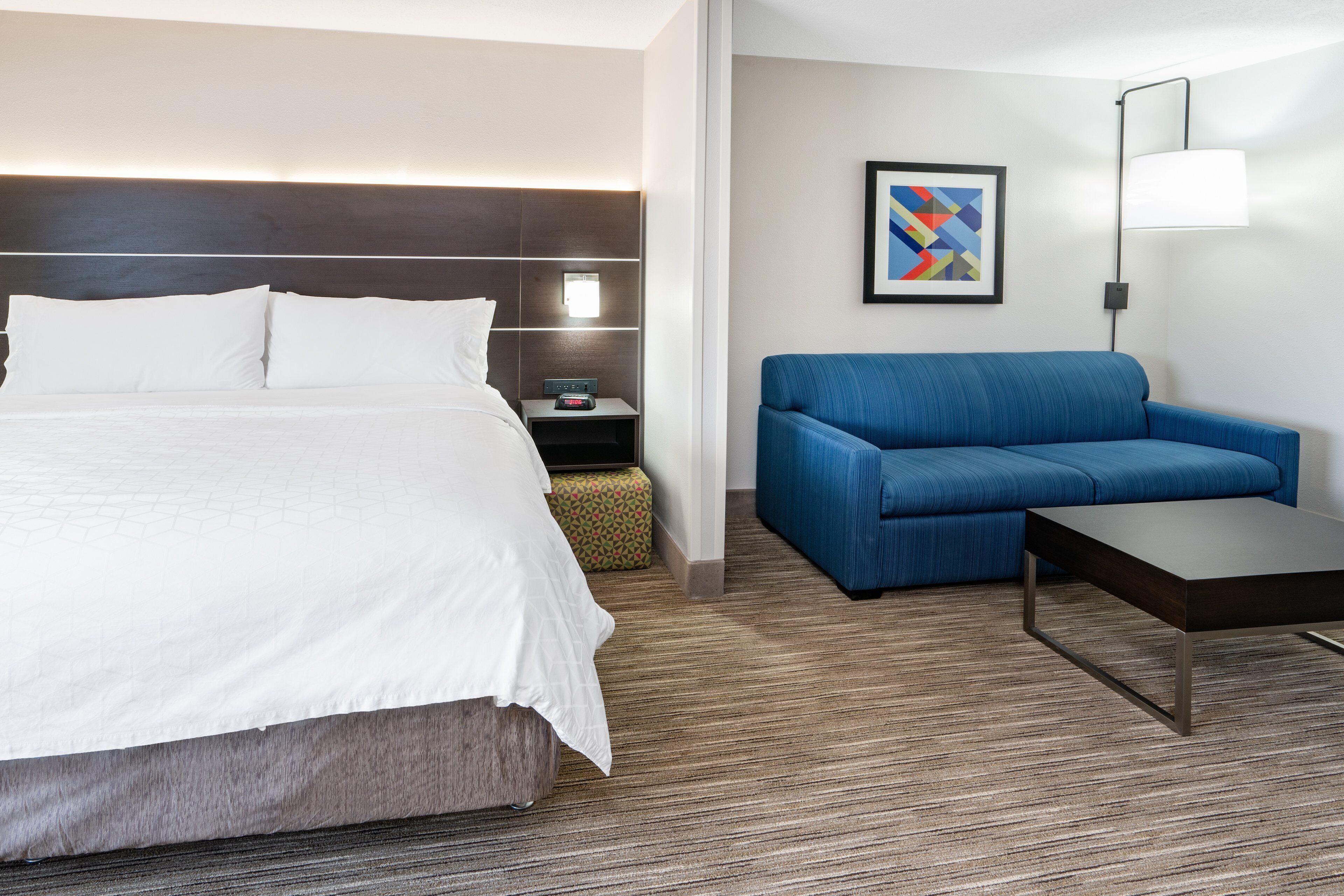 Suite, 1 kingsize-seng | Safe på rommet, skrivebord, strykejern/-brett og barnesenger (inkludert)