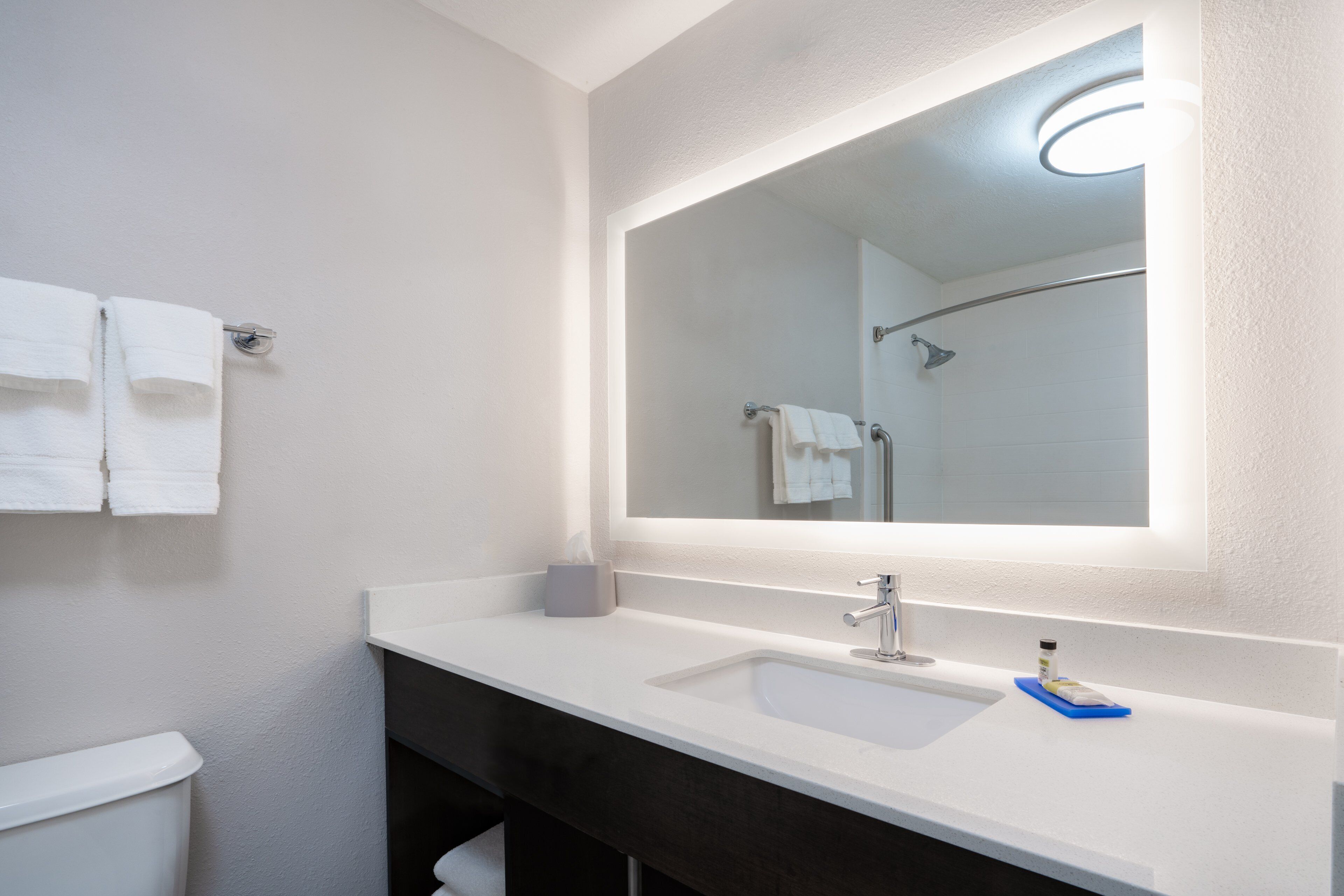 Combined shower/tub, hair dryer, towels