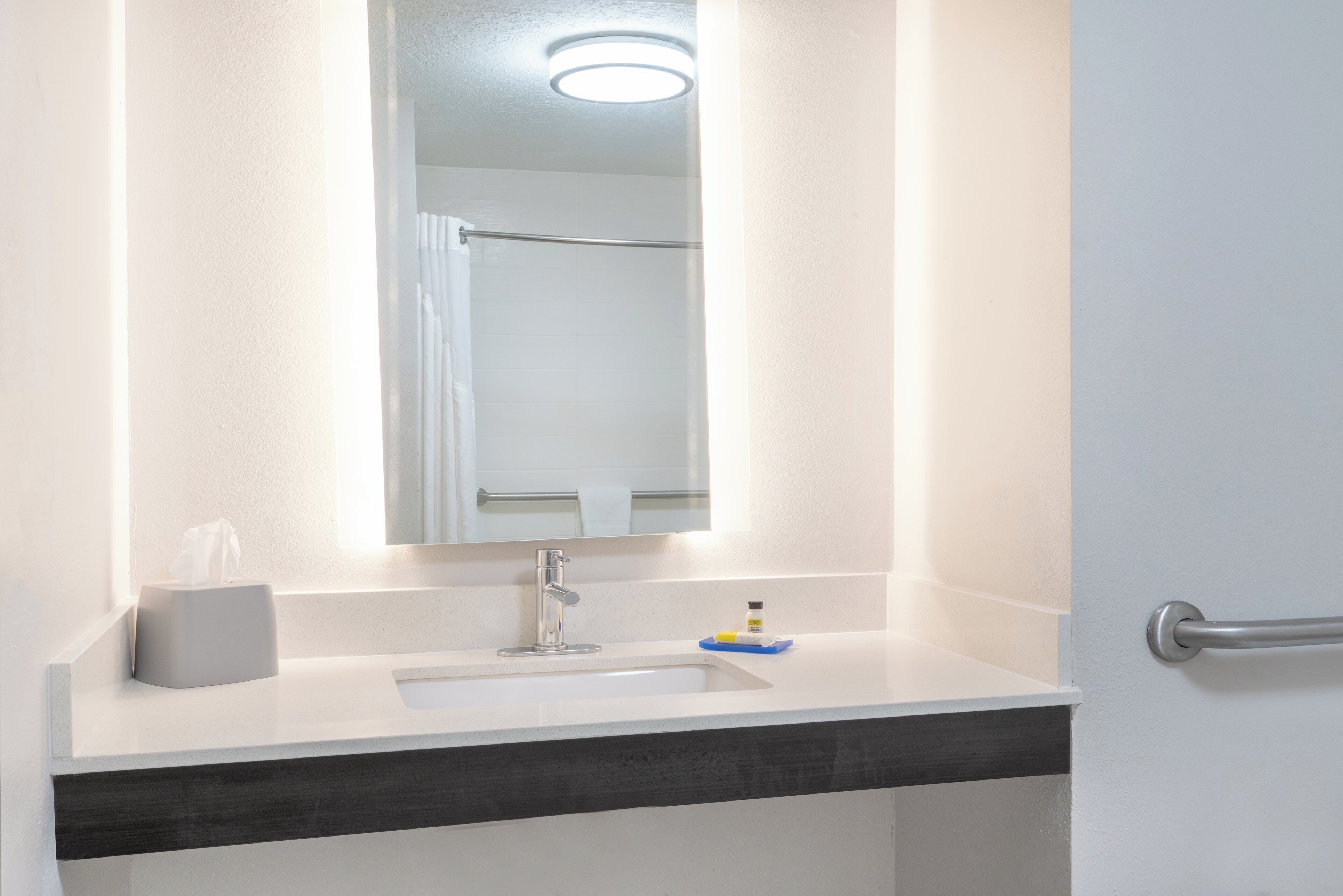 Ducha y bañera combinadas, secador de pelo y toallas