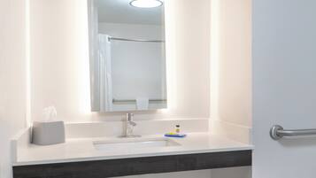 Ducha y bañera combinadas, secador de pelo y toallas