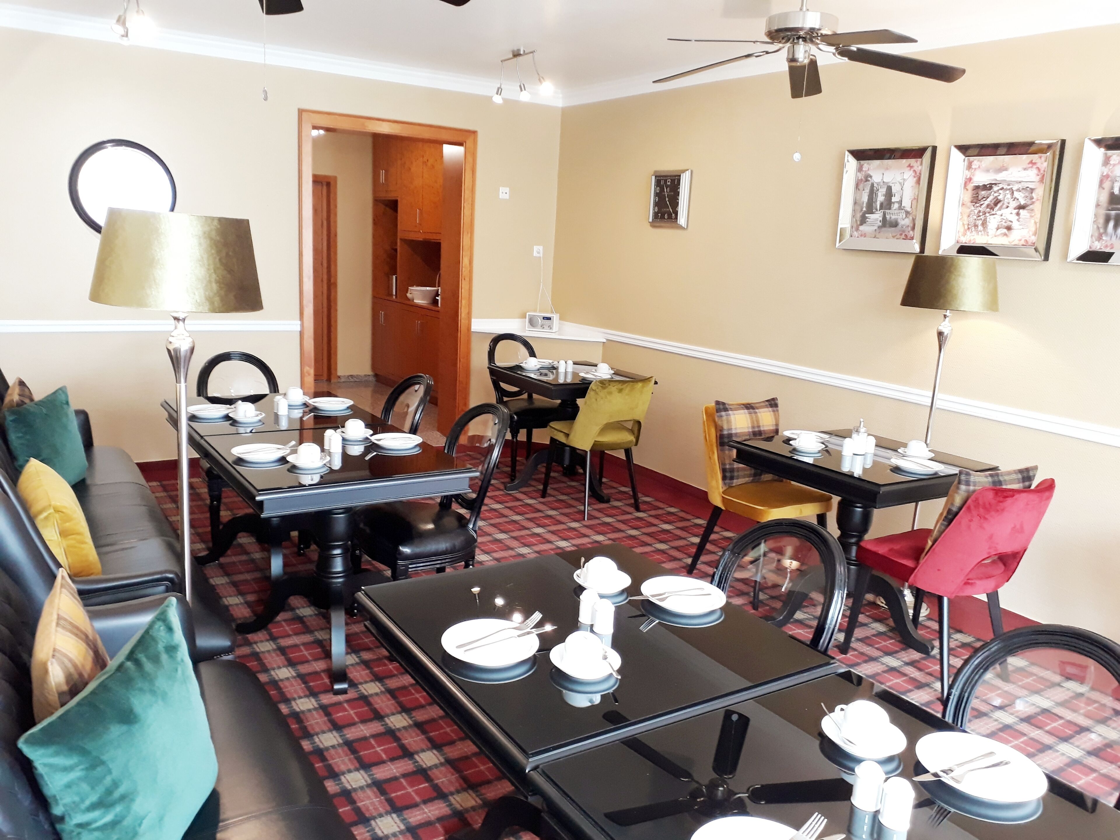 Café da manhã com buffet todos os dias (EUR 18 por pessoa) 