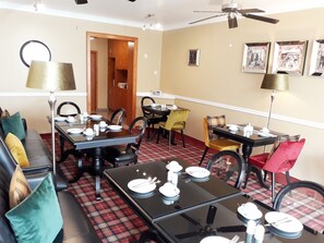 Frukostbuffé varje dag (EUR 18 per person)