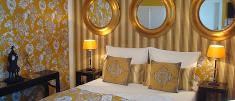 Habitación doble superior | Ropa de cama hipoalergénica, decoración personalizada y escritorio