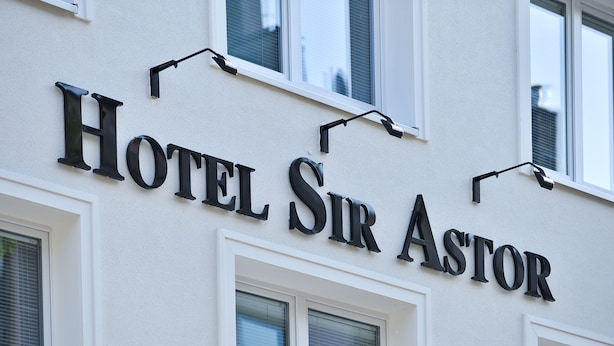 A hotel sign with the name "Hotel Sir Astor" in large, bold letters. - Hotel Sir & Lady Astor (Düsseldorf)
