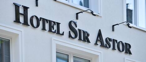 Vista frontal de la propiedad