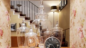 A wooden table with glass containers and a clock. - Hotel Sir & Lady Astor (Düsseldorf)