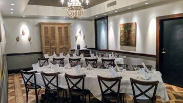 Serveert ontbijt, lunch, diner, Cajun/Creoolse gerechten