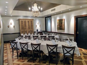 Breakfast, lunch, dinner served; Cajun/Creole cuisine  - Hilton New Orleans/St. Charles Avenue (New Orleans)