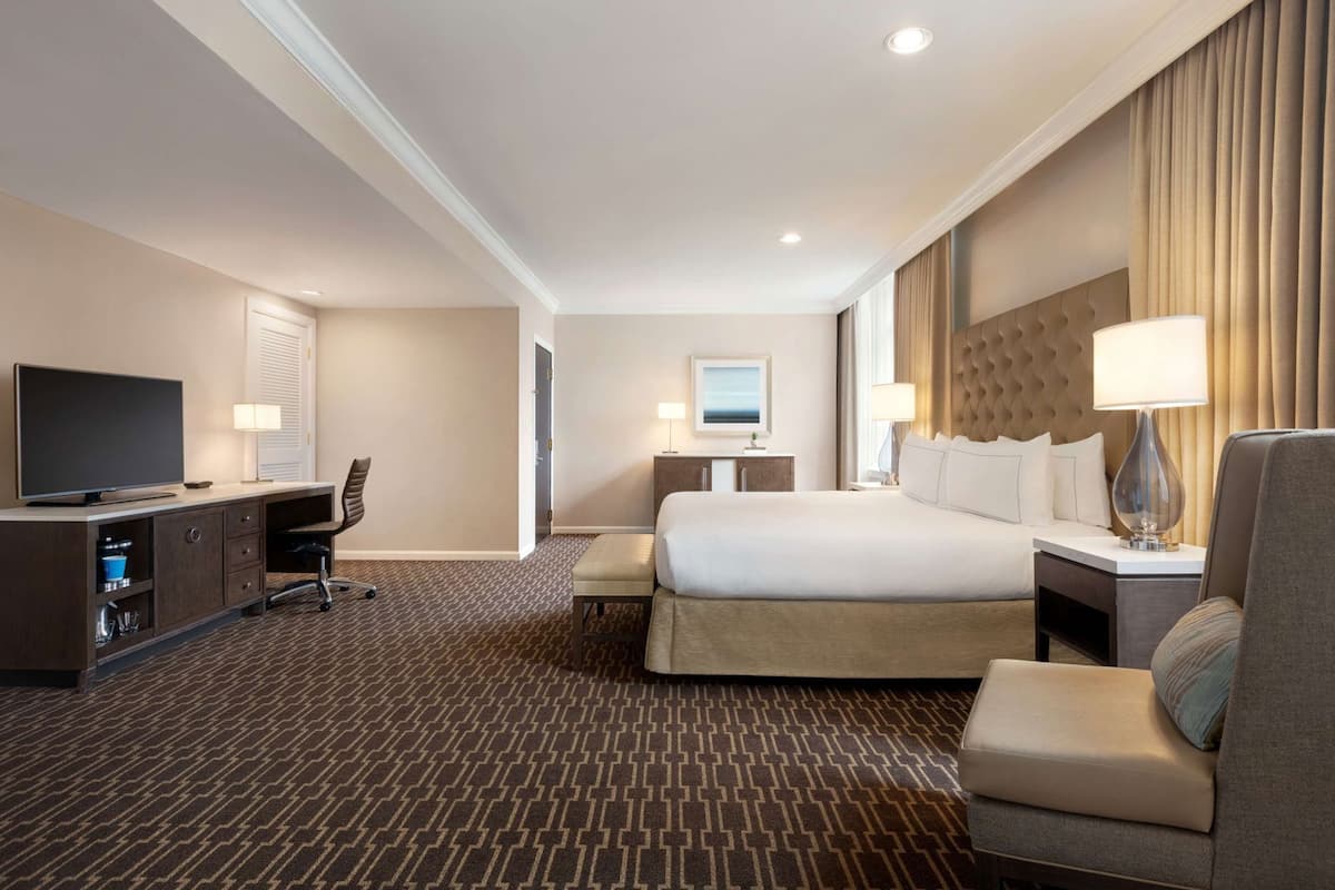 Premium bedding, in-room safe, desk, laptop workspace