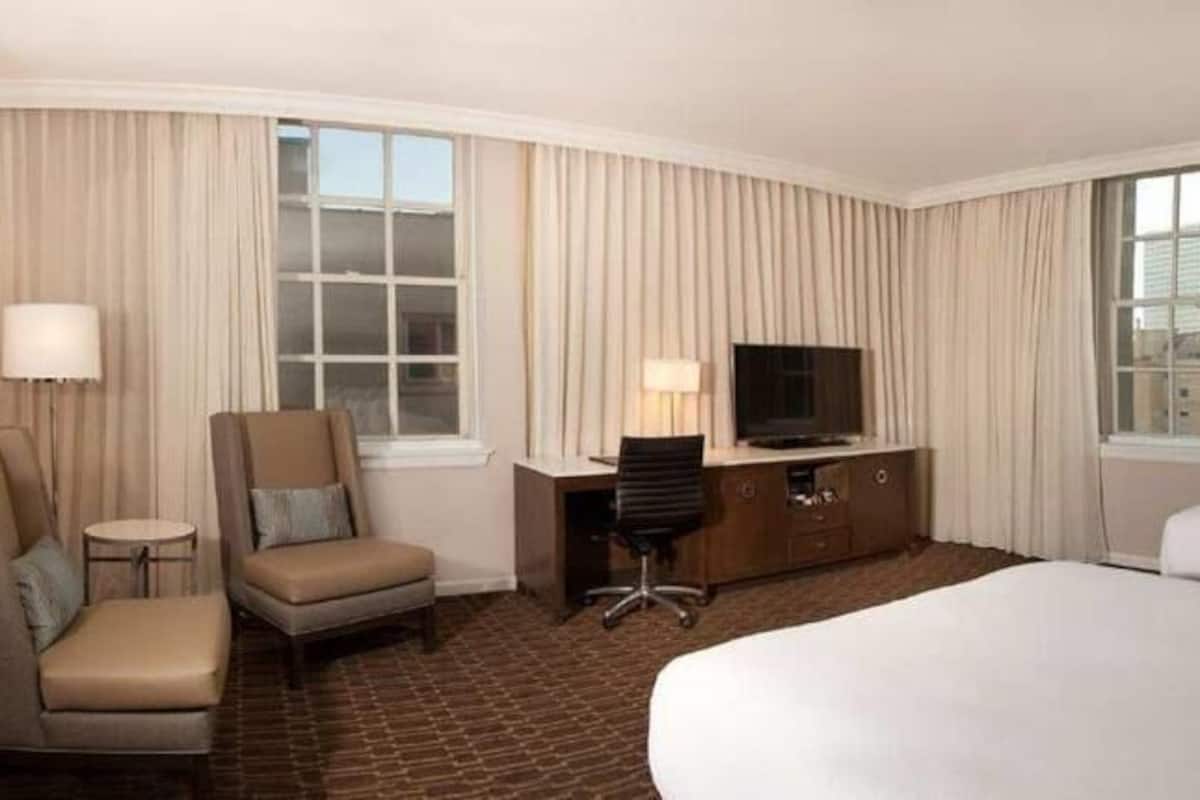 Premium bedding, in-room safe, desk, laptop workspace