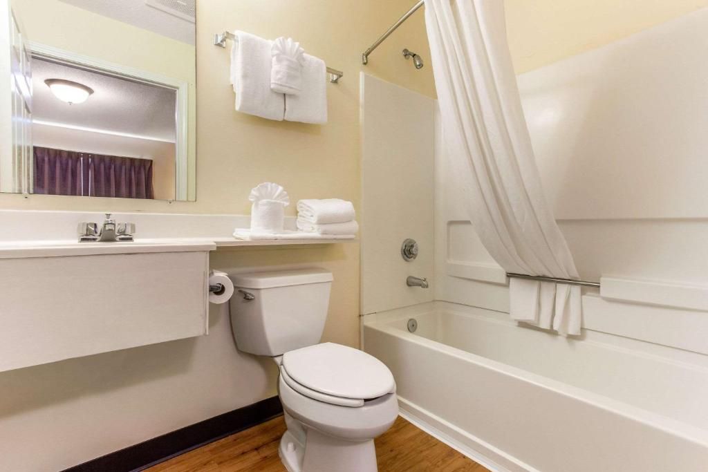 A bathroom with a toilet, sink, and bathtub.