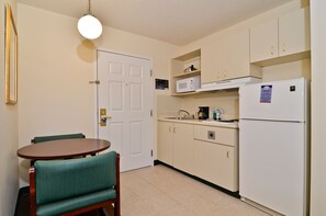 Standard Room, 1 Queen Bed, Non Smoking, Kitchenette | Private kitchenette | Full-size fridge, microwave, stovetop, coffee/tea maker