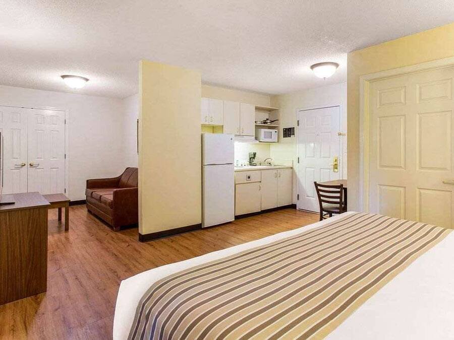 Een bureau, verduisterende gordijnen, een strijkplank/strijkijzer