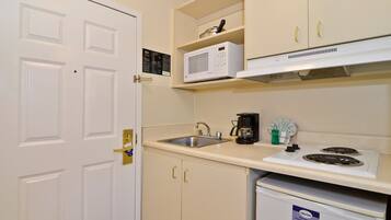 Täysikokoinen jääkaappi, mikroaaltouuni, liesi, kahvin-/teenkeitin