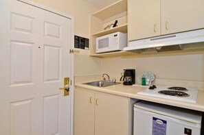 Full-size fridge, microwave, stovetop, coffee/tea maker
