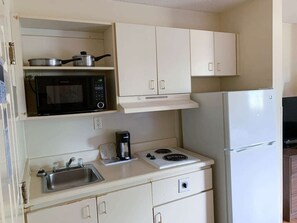 Full-sized fridge, microwave, stovetop, coffee/tea maker - Studio 6 Extended Stay - Myrtle Beach, SC (Myrtle Beach)