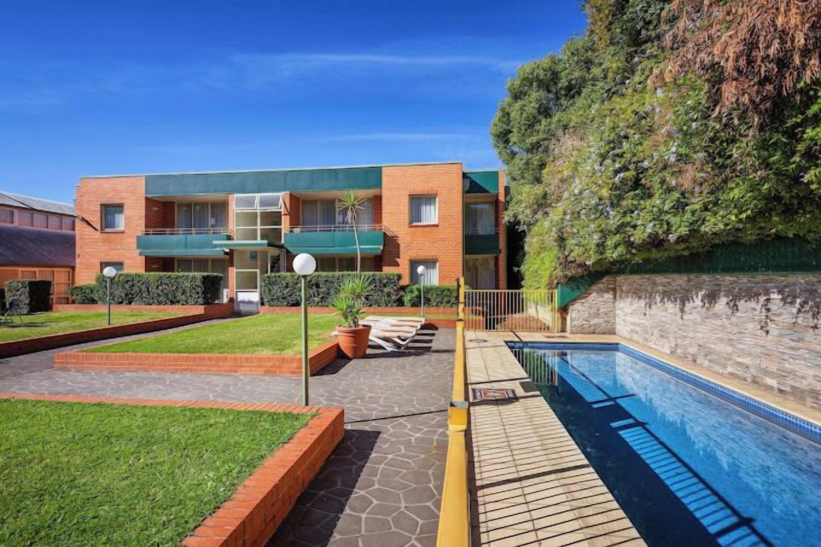 室外游泳池，日光浴躺椅