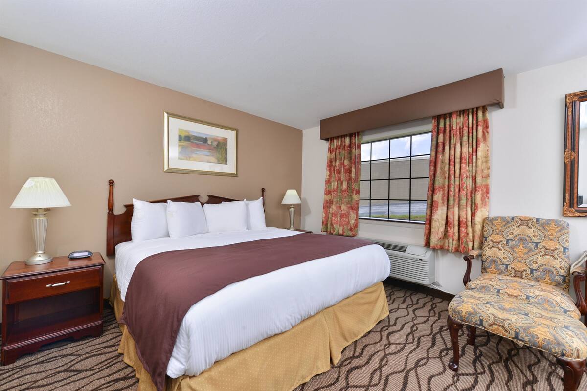 Desk, iron/ironing board, WiFi (free), alarm clocks