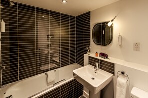 Standard Çatı Katı Süiti (Penthouse), 2 Yatak Odası, Şehir Manzaralı | Banyo | Duş/küvet kombinasyonu, saç kurutma makinesi, havlu, tuvalet kâğıdı 