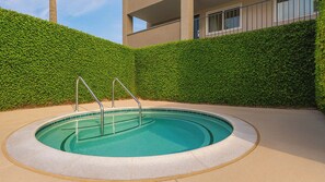 Alberca al aire libre, sombrillas en la alberca y camastros