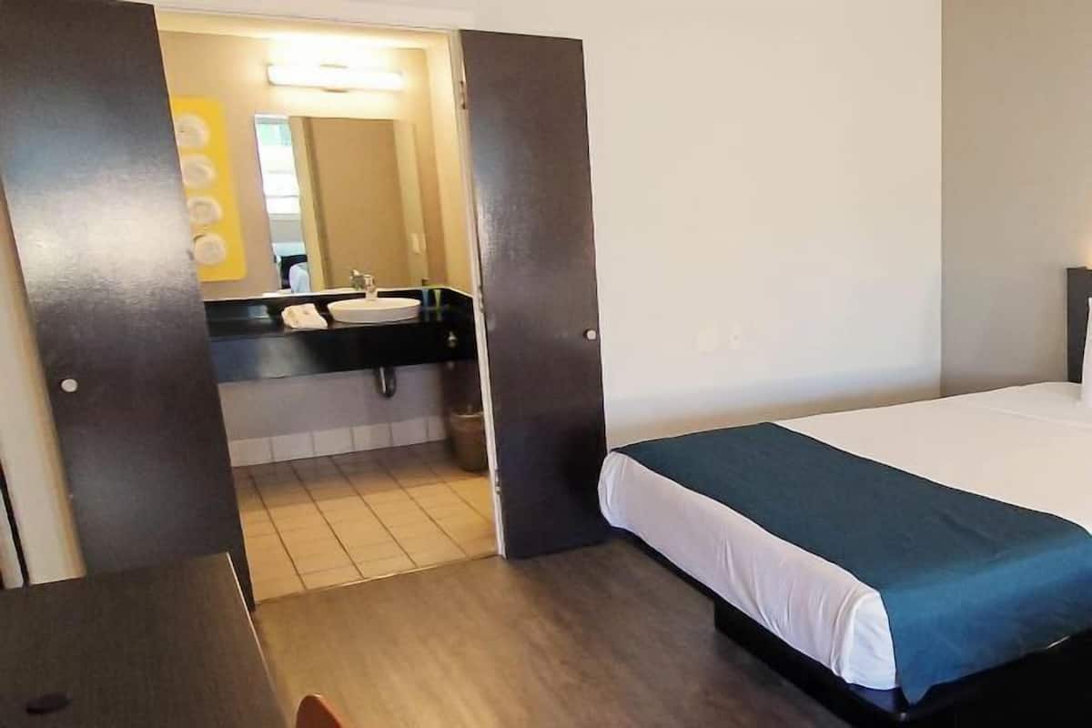 Escritorio, tabla de planchar con plancha, wifi gratis y ropa de cama