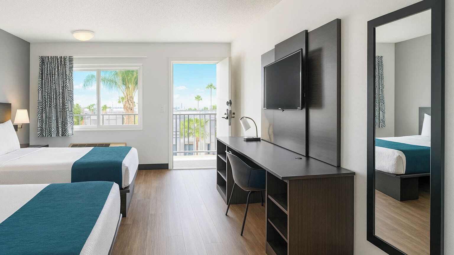 Escritorio, tabla de planchar con plancha, wifi gratis y ropa de cama 