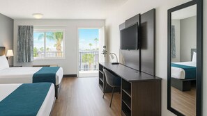 Escritorio, tabla de planchar con plancha, wifi gratis y ropa de cama