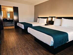 Escritorio, tabla de planchar con plancha, wifi gratis y ropa de cama
