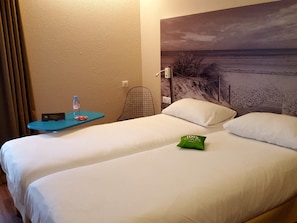 Standard Room, 2 Twin Beds | Premium bedding, soundproofing, iron/ironing board