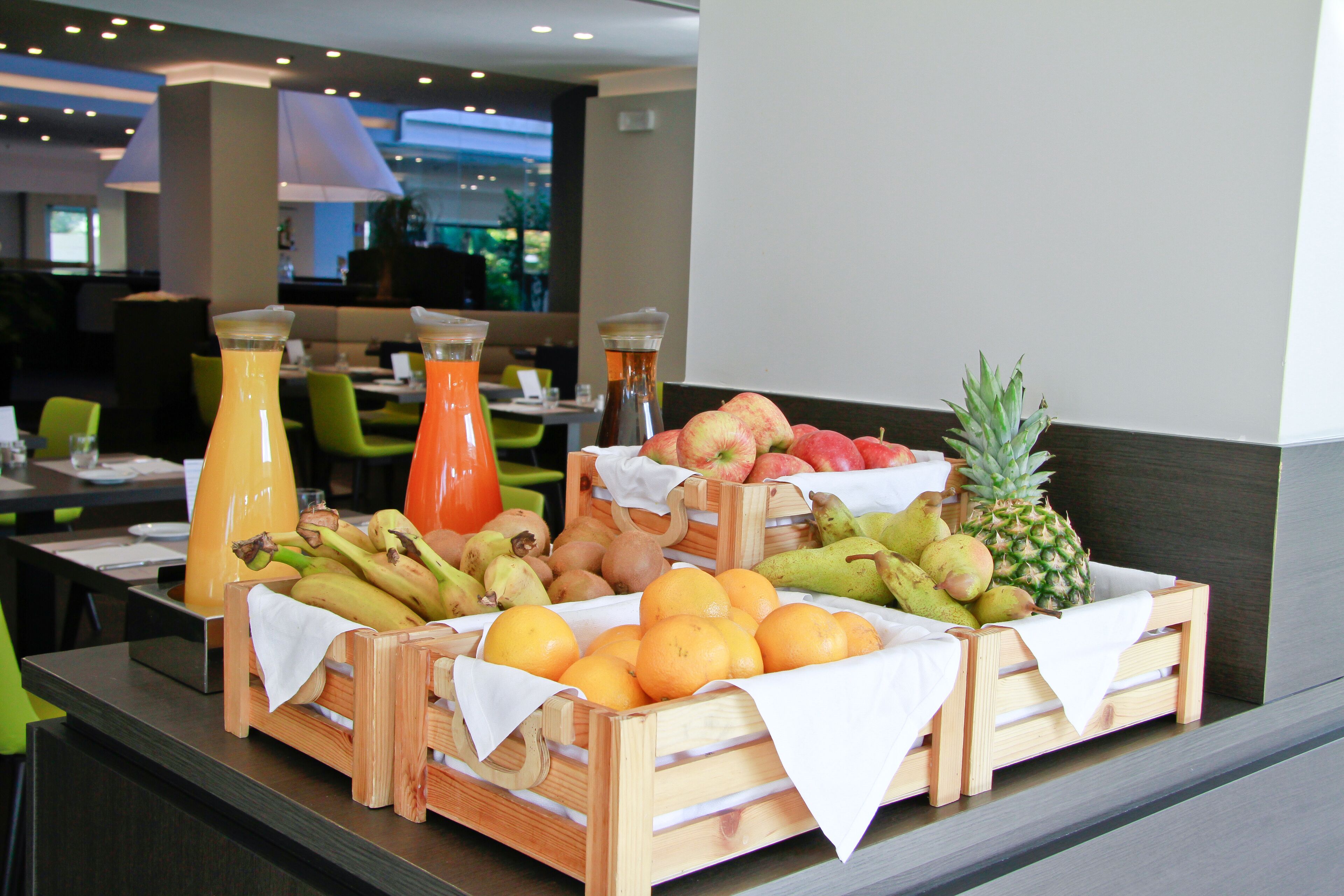 Un buffet de petit-déjeuner proposant une variété de fruits et de boissons.
