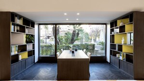 تلفزيون إل سي دي بحجم 50-سم يعرض قنوات فضائية، تلفزيون