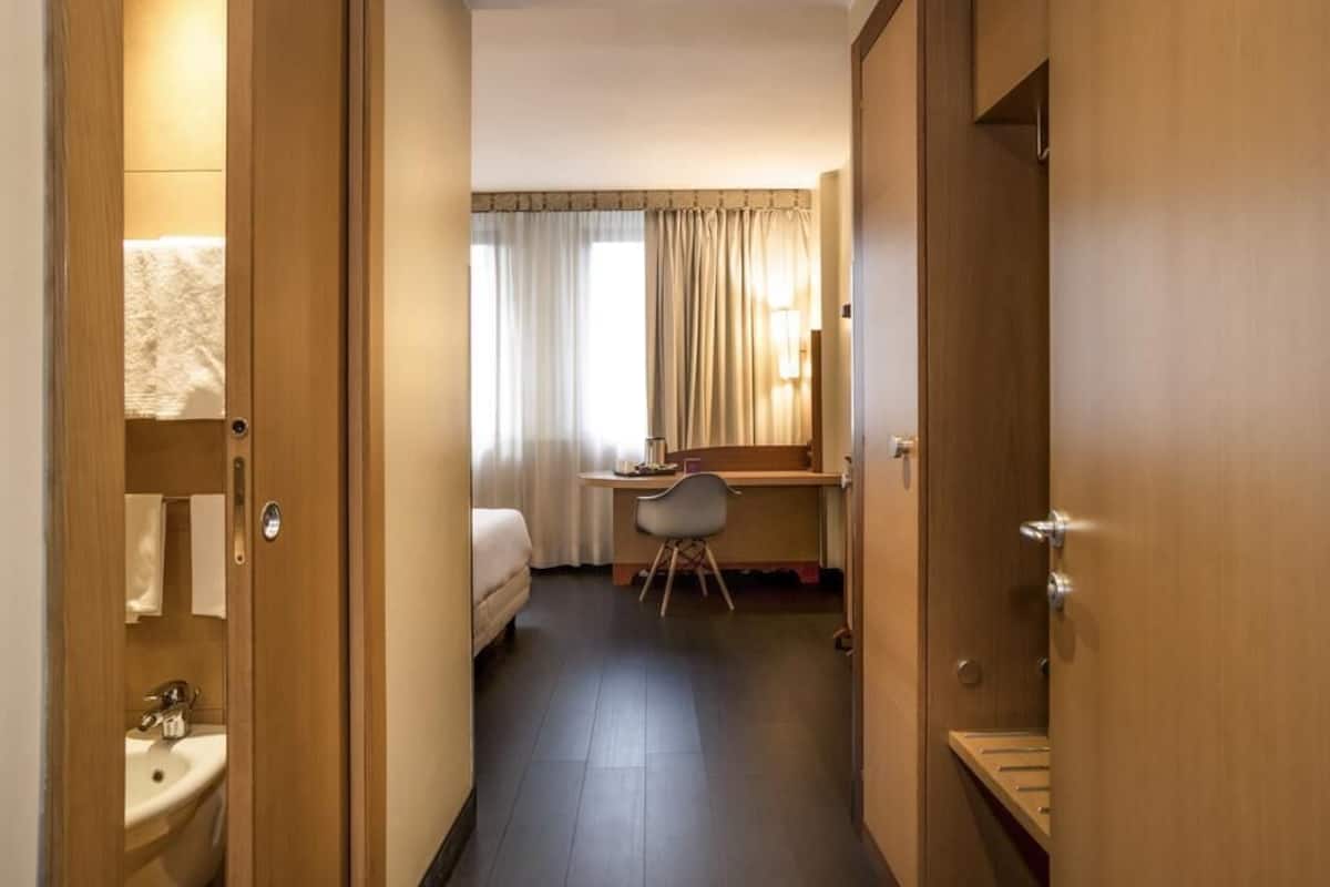 Suite Junior, 1 lit double et 1 canapé-lit | Coffres-forts dans les chambres, bureau, rideaux occultants