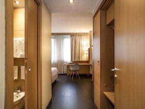 Phòng Suite Junior, 1 giường đôi và sofa giường | Két bảo mật tại phòng, bàn, màn/rèm cản sáng