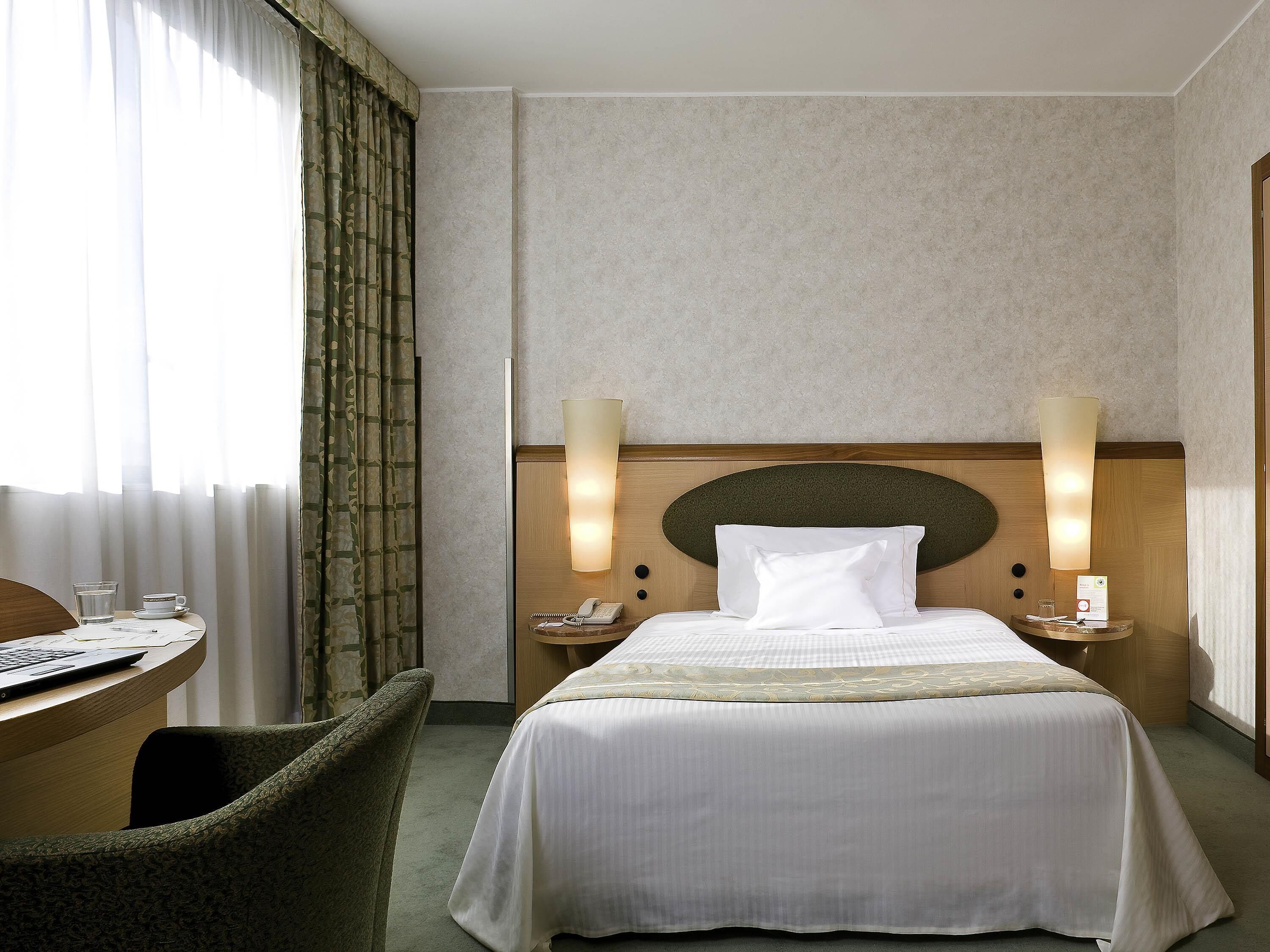 In-room safe, desk, blackout drapes, free cribs/infant beds